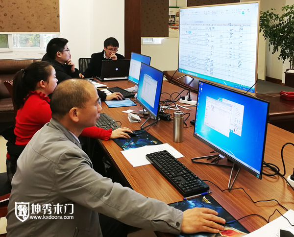 重庆坤秀木门：学员认真操作